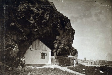 Barlanglakás a későbbi Sziklatemplom helyén. A felvétel 1874 körül készült., Forrás: Budapest Főváros Levéltára, Levéltári jelzet HU.BFL.XV.19.d.1.05.057 via Fortepan