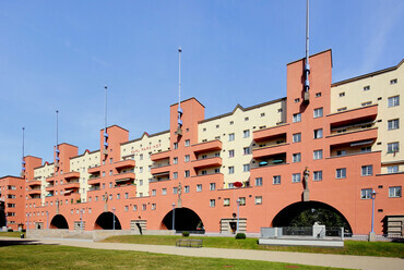 A "vörös Bécs" legismertebb munkástelepe, a Karl-Marx-Hof. Forrás: Wikimedia Commons