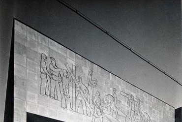 Fotó 1952-ből, a homlokzaton Tar István építőmunkásokat ábrázoló mészkő reliefje látható, Forrás: Fortepan, Adományozó: Preisich család