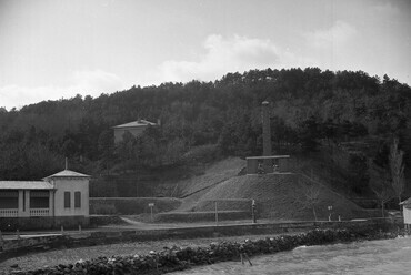 Tihany, hajóállomás, szemben a Darányi Ignác emlékmű. Felette Kotsis Iván Sámy Sándor részére tervezett nyaralója. Felvétel éve: 1942 / Forrás: Fortepan 173149, Ormos Imre Alapítvány, szerző: Ormos Imre