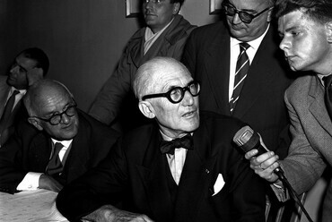 A riporter lecsap Le Corbusier-re, Fotó forrása: Profimedia