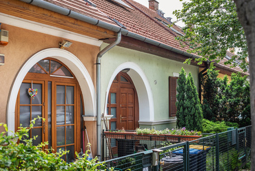 A telepet sajnos elérte az egyéni beavatkozások vihara, így az eredetileg fedett-nyitott előterek is többnyire beépültek, azonban ennél sokkal fontosabb a környék töretlen népszerűsége, ami bizonyítja a csoportházas beépítések sikerességét. 