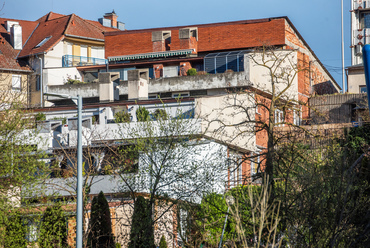 A zalaegerszegi, Lépcsősor utcai teraszházakat talán még kevesebben ismerik. Az épületet a 70-es években tervezte és építette a Zalaterv, az első lakosok a vállalat dolgozói voltak, akik szövetkezetet is alapítottak az építés idejére. 