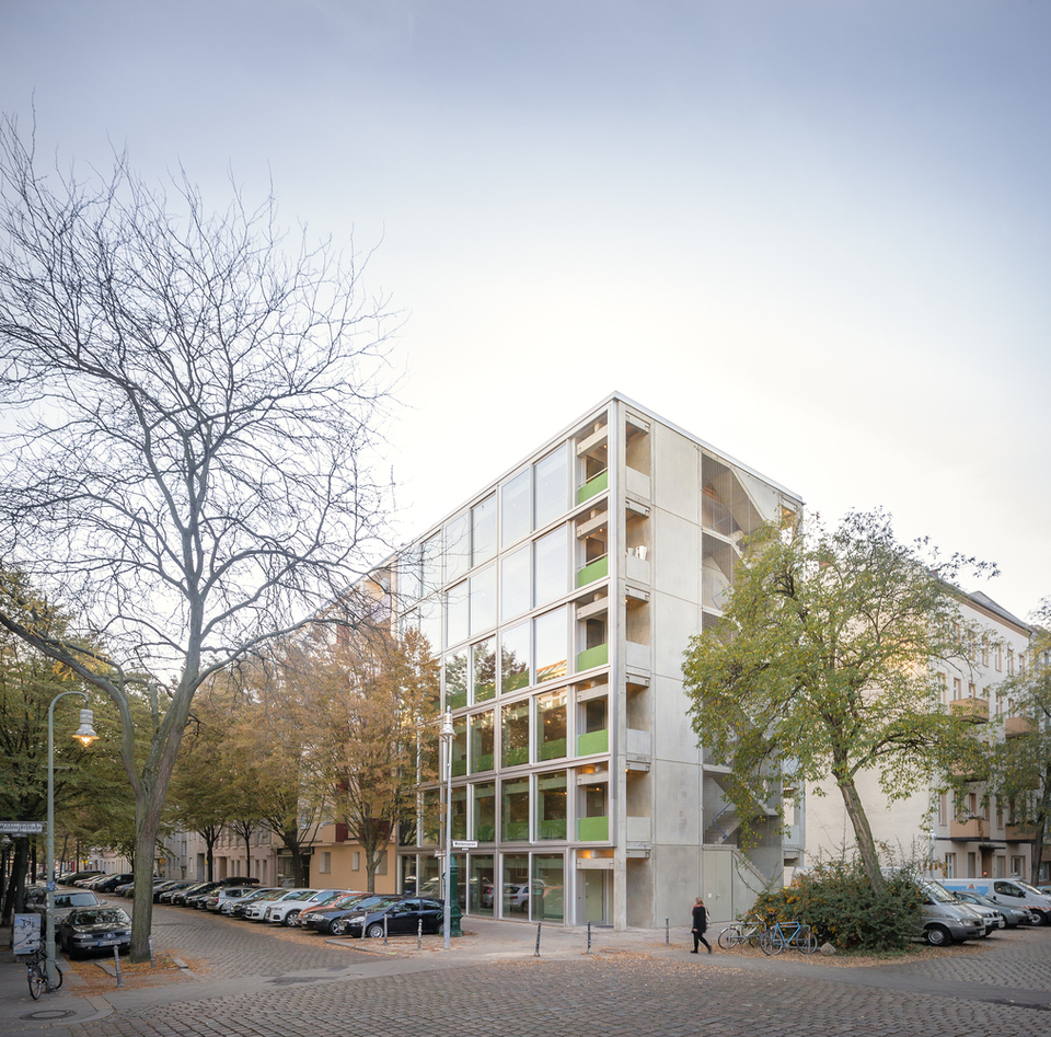 Wohnregal Apartments and Ateliers, Berlin, Németország. (2019) Tervező: FAR frohn&rojas. Fotó: ArchDaily