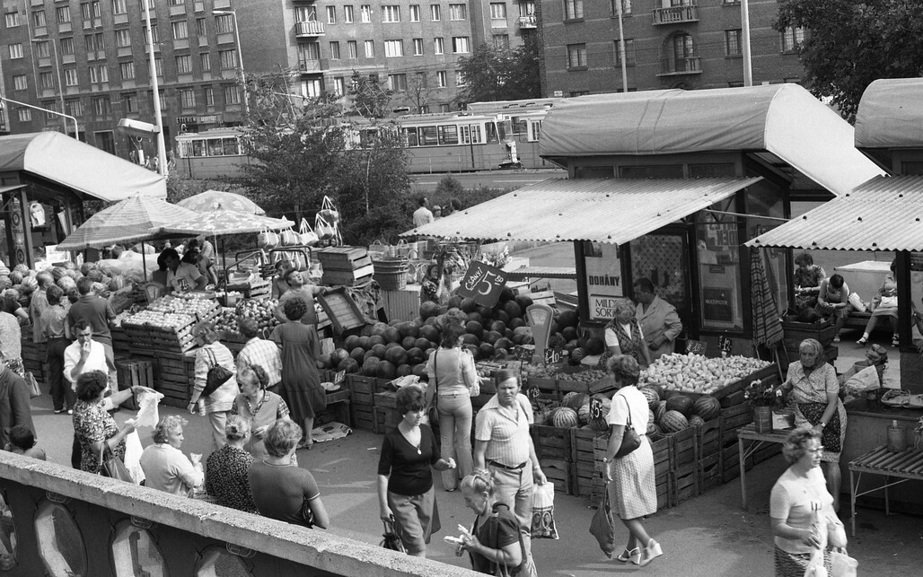 A Fehérvári úti piac Október huszonharmadika (Schönherz Zoltán) utcai oldala, 1982. Forrás: Fortepan / Magyar Rendőr