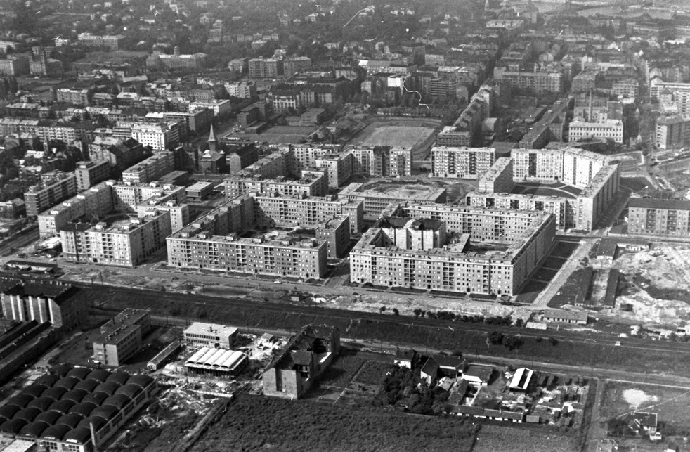Légifotó Lágymányosról. A kép közepén a BEAC sporttelep, a későbbi Skála áruház helye, balra a Fehérvári út, 1963. Forrás: Fortepan / MHSZ