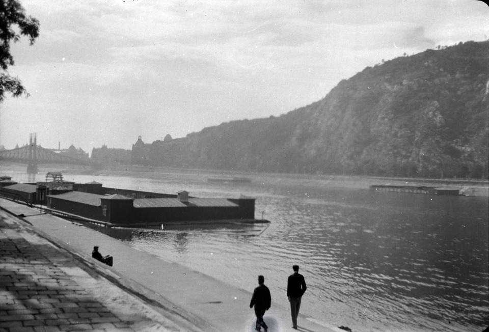 Úszóstrand a Dunán 1934-ben, háttérben a Ferenc József híd. Forrás: Fortepan