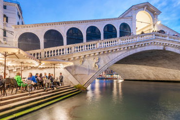Velence évszázados fejlettségét jól mutatja, hogy a híd építését megelőző 16. századi tervpályázatokról is pontos adatok maradtak fent. Az első, a század elején épült kőhíd alig tíz év után összedőlt, a mai szerkezet Andrea da Ponte tervei alapján épült.