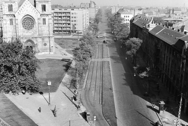 A Váci út és a Lehel utca elágazásánál a Szent Margit (Élmunkás) tér és az Árpád-házi Szent Margit-templom, 1959. Forrás: Fortepan / FŐMTERV