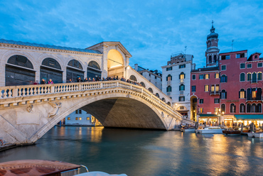 A kőhidak közt alighanem a legismertebb a 432 éves Rialto híd, a Canal Grande mai négy hídjának egyike.