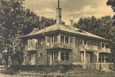 Balatonalmádi, az egykori Postatakarékpénztári tisztviselők üdülőotthona. Tervező: Györgyi Dénes, 1935-36  / Forrás: Építészfórum