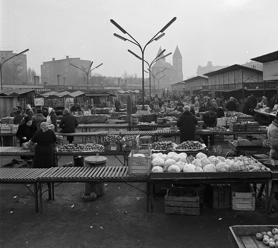 Lehel (Élmunkás) téri piac, 1968. Forrás: Fortepan / Magyar Rendőr