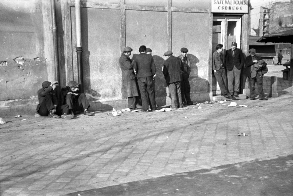 Lehel (Ferdinánd) téri piac. Jobbra a háttérben a Lehel utca 4/c tűzfala látszik, 1942. Forrás: Fortepan