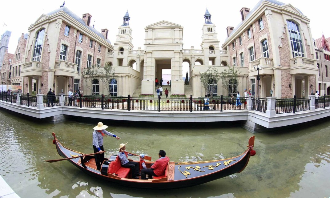 Kínai Velence - hagyományos velencei viseletbe öltözött gondolázó, Dalian kikötővárosban élő kínaiaknak kínál ízelítőt Velencéből. Forrás: theguardian.com / HAP/Quirky China News/Rex