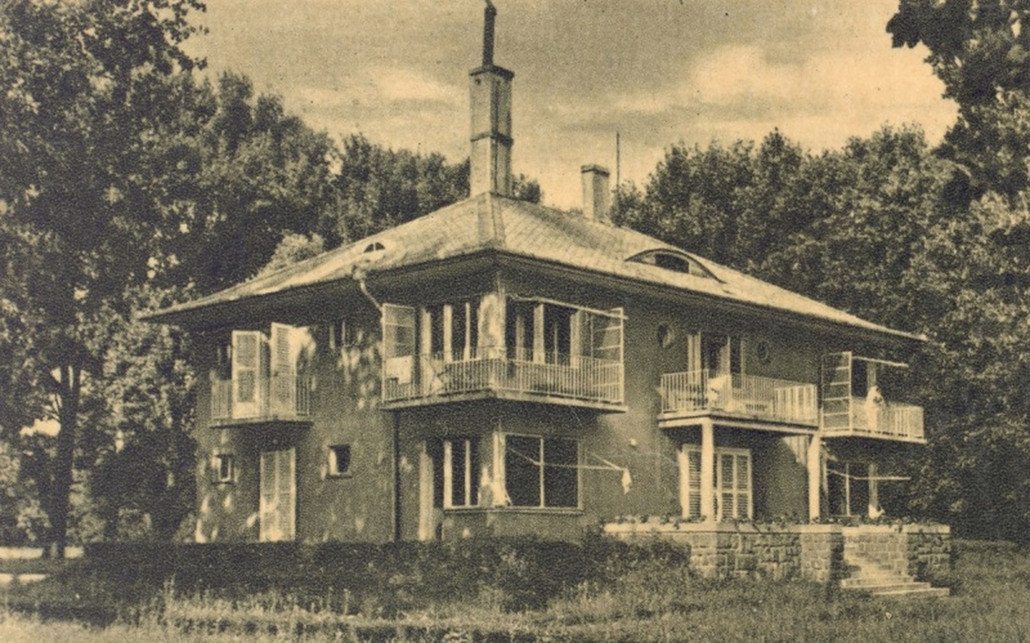 Balatonalmádi, az egykori Postatakarékpénztári tisztviselők üdülőotthona. Tervező: Györgyi Dénes, 1935-36  / Forrás: Építészfórum