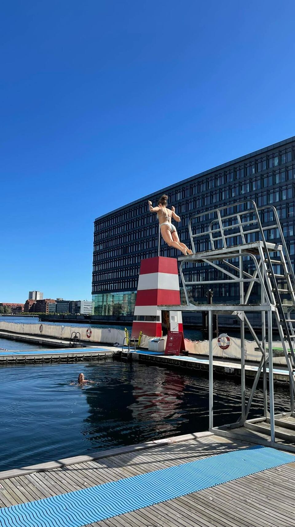 Koppenhága, Fisketorvet - kikötői fürdő a régi halpiac területén. Fotó: Sághegyi Adél Laura