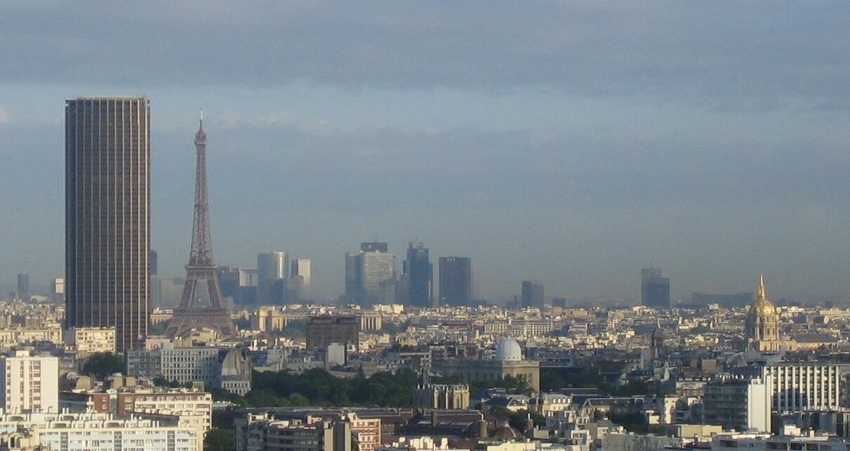 Párizs látképe, a Tour Montparnasse  a bal oldalon. Forrás: Wikimedia Commons