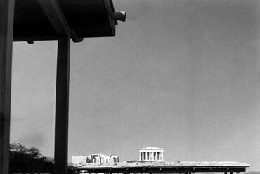 Megkomponált kilátás a Múzsák dombján lévő templom mellé épült pavilonból az Akropoliszra. Forrás: doma.archi