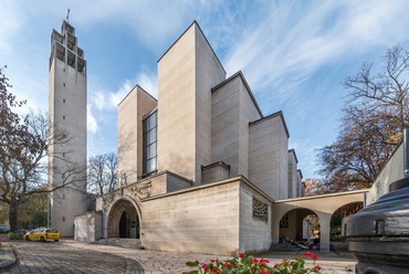 Az 1929-es gazdasági válság után fellendülő építészet egyik legimpozánsabb hazai példája a Városmajori Jézus Szíve-plébániatemplom, hazánk első nagyméretű, modern vasbeton temploma.