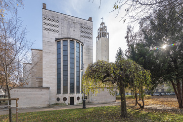 Az épület tervezője a klasszikus népies stílusban alkotó Árkay Aladár, aki számára a templom modern világa jókora változást, egyben sajnos élete utolsó művét jelentette.  A harangtorony már 1936-ban készült el, Árkay Bertalan tervezésével.
