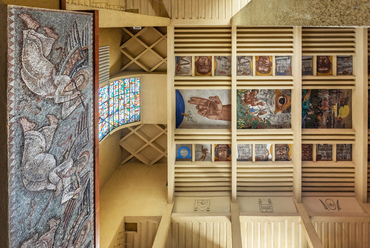 A templom mennyezetét Aba-Novák 1938-ra elkészült freskói díszítik, amelyek többek közt a világ teremtésének hét napját, próféták és angyalok sorát ábrázolják.