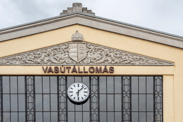 Békéscsaba vasútállomása a mellette álló, akkor már 75 éves állomásépület alapos bővítéseként jött létre Goszleth Béla tervei alapján.