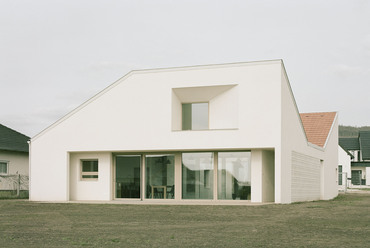 Átriumos ház Budajenőn. Tevező: batlab architects. Fotó: Danyi Balázs
