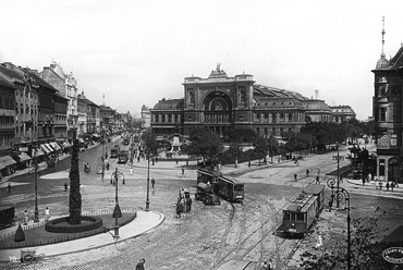 Budapest új főpályaudvarának építése 1881-ben kezdődött, az akkor várható napi 60-80 vonat kiszolgálására, ami a következő száz évben a duplájára nőtt. Az előtte álló Baross tér fái 1926-ra már nagyra nőttek. Forrás: Fortepan /Pesti Brúnó
