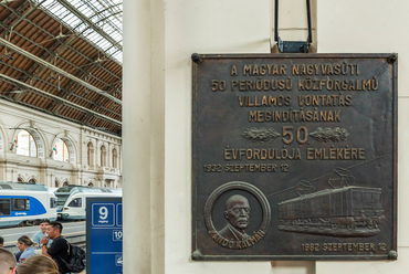 A pályaudvar területén ugyancsak megannyi kisebb-nagyobb emléktábla jelzi a hazai vasút történetének fontosabb pillanatait és évfordulóit. Az épület egésze 1988 óta országos jelentőségű műemlék.
