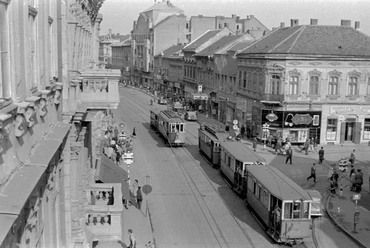 Széchenyi utca, "villanyrendőr" kereszteződés, 1954. Forrás: Fortepan / Magyar Rendőr
