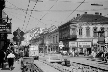 Széchenyi utca, "villanyrendőr" kereszteződés, 1963. Jobbra a rendőr fülkéje, mögötte a Megay cukrászda épülete. Forrás: Fortepan / Szalay Zoltán
