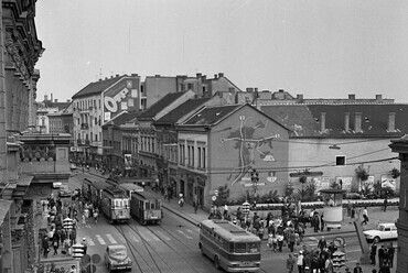 Széchenyi utca, "villanyrendőr" kereszteződés, 1968. A Megay cukrászda épületét lebontották, a mögötte megmaradt tűzfalon mozaiktérkép. Előtérben a magasított rendőrfülke. Forrás: Fortepan / Magyar Rendőr
