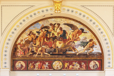 Than Mór Vasút és forgalom című, több mint nyolc méter széles freskója a csarnok többi művéhez hasonlóan a kevésbé időtálló al secco technikával készült. A 2000-es évek restaurálása így története során már a harmadik volt.
