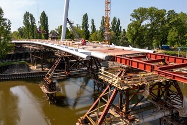 A hídpálya betolása Csepel irányából több részletben történt. Forrás: Magyar Építők
