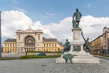 A pályaudvar előtti Baross Gábor szobor a kettes metró 1970-es építésekor a tér szélére, majd 2014-ben újra eredeti helyére került.
