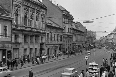 Széchenyi utca a Szemere utcától az Ady híd felé nézve, 1964. Forrás: Fortepan / Magyar Rendőr
