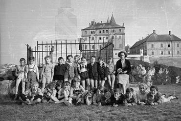 Benedek-hegy, Kőkereszt, háttérben a Vár, 1958. Forrás: Fortepan
