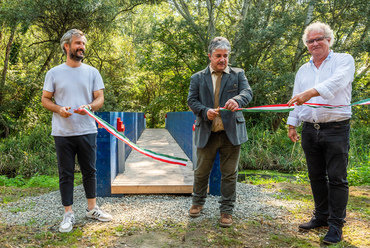 Molnár Szabolcs, a Paradigma Ariadné társalapítója, Halász Antal, a Duna-Ipoly Nemzeti Park Igazgatóság igazgatóhelyettese és Pascal Steens, a Nhood Services Hungary Kft. ügyvezető igazgatója a Teknős Tanösvény átadásán. Fotó: Gulyás Attila
