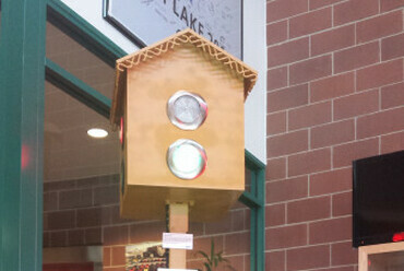 A Lester Farnsworth Wire által szabadalmaztatott elektromos útjelző lámpa replikája az UDOT Traffic Operations Center-ben. Forrás: udot.utah.gov
