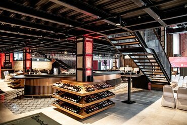 Óbuda szívében megnyitotta kapuit a Winehub borközpont. Fotó: Szmodits Balázs
