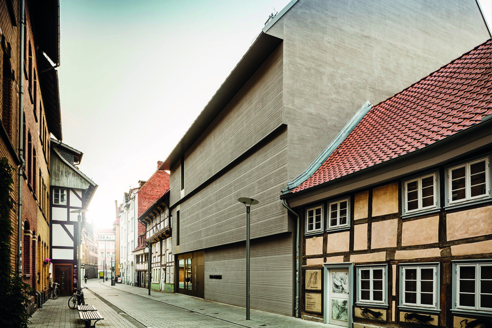 Kunsthaus Göttingen – tervező: Atelier ST – felhasznált anyag: Prefalz és PREFABOND bronz színben – fotó: Croce & Wir