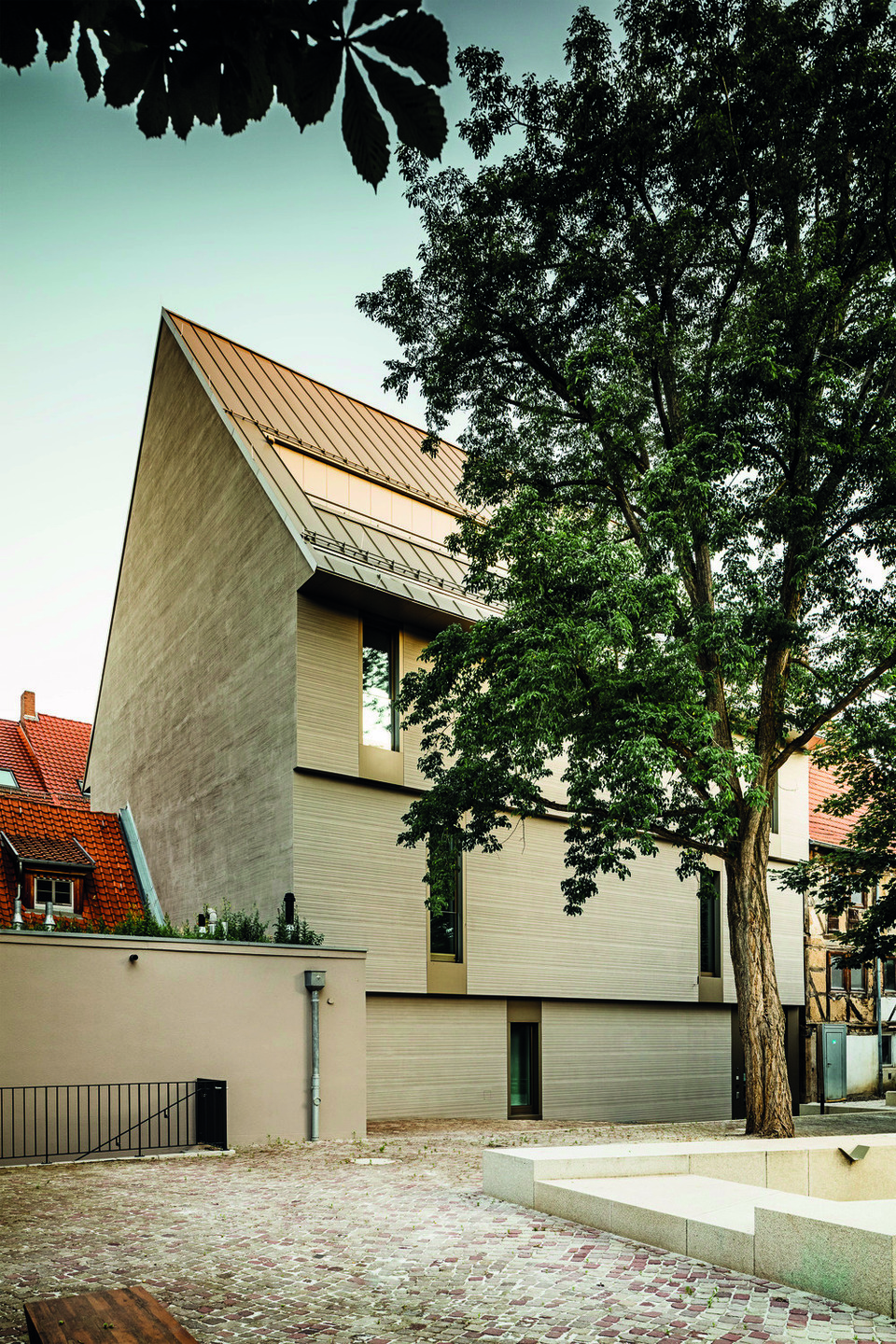 Kunsthaus Göttingen – tervező: Atelier ST – felhasznált anyag: Prefalz és PREFABOND bronz színben – fotó: Croce & Wir