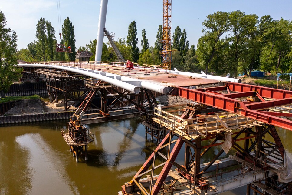 A hídpálya betolása Csepel irányából több részletben történt. Forrás: Magyar Építők
