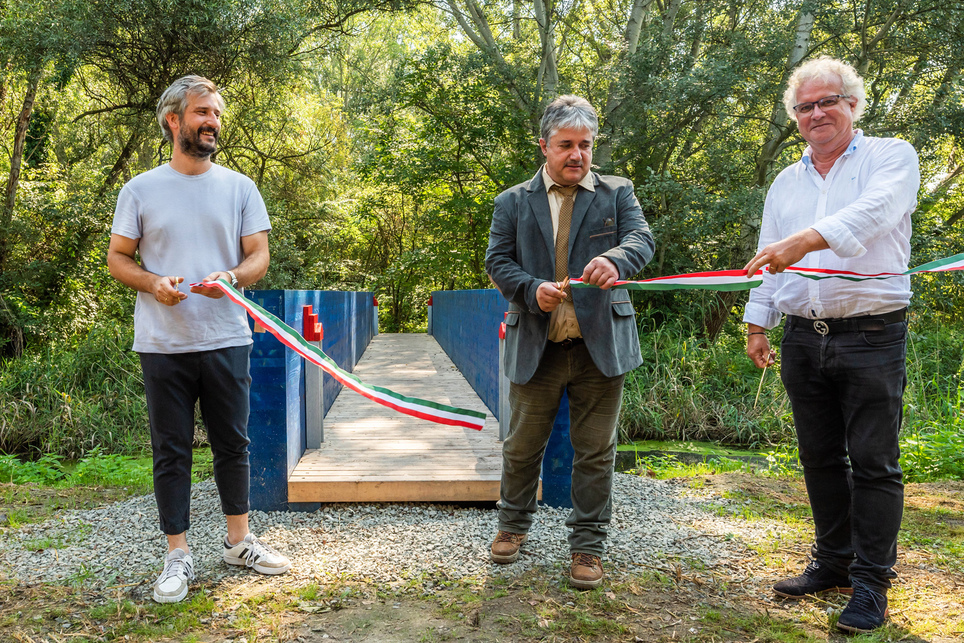 Molnár Szabolcs, a Paradigma Ariadné társalapítója, Halász Antal, a Duna-Ipoly Nemzeti Park Igazgatóság igazgatóhelyettese és Pascal Steens, a Nhood Services Hungary Kft. ügyvezető igazgatója a Teknős Tanösvény átadásán. Fotó: Gulyás Attila