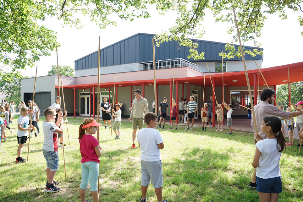 Az udvar belakása kültéri játszó és tanulási helyekkel - a szentpéterfai Bazalt Iskola tábor. Fotó: CAN Architects