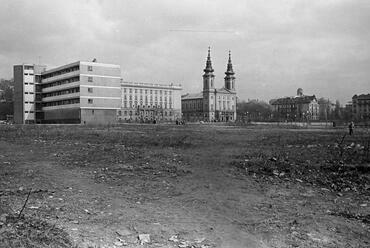 Szemben az 1938-ban felszentelt Szent Imre plébániatemplom, tőle balra a Budai Ciszterci Szent Imre Gimnázium, előtte részben a kísérleti lakóépület déli oldala és lépcsőházának tömege a Diószegi út felől, az előtérben pedig a később felépülő Sport-, majd Flamenco-szálló néven ismertté vált épület telke, 1960. Forrás: Fortepan / Belházy Miklós
