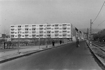 A Tas vezér utcai keleti homlokzat a Villányi út felől, 1966. Forrás: Fortepan / Belházy Miklós
