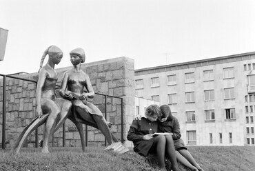 Fő tér, balra az Olvasó lányok című szobor (R. Kiss Lenke, 1962) és mögötte a könyvtár, jobbra a háttérben a Komárom megyei Tanács (ma Önkormányzat) épülete.

forrás: Fortepan / Bojár Sándor
