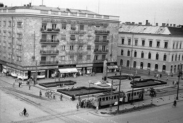 Piac utca (Vörös Hadsereg útja) - Zamenhof utcasarok környéke (Nagytemplomtól délre). Jobbra a MÁV Igazgatóság épülete, 1965. Forrás: Fortepan / Márton Gábor
