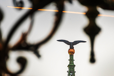 A teherviselő szerkezet Nagy Virgil építész munkájával nyerte el végső, szecessziós stílusú formavilágát. A hídfők négy, bronzból készült turul-szobra a Duna nulla szintje fölött 46 méter magasan adják a híd legmagasabb pontját.

 
